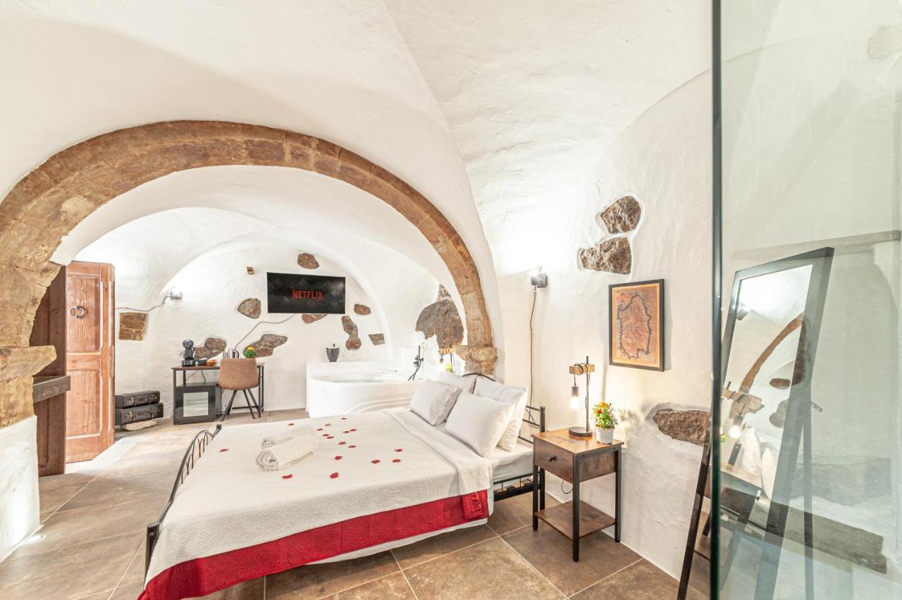 Romantic Loft With Jacuzzi In The Castle Castelsardo Exterior photo